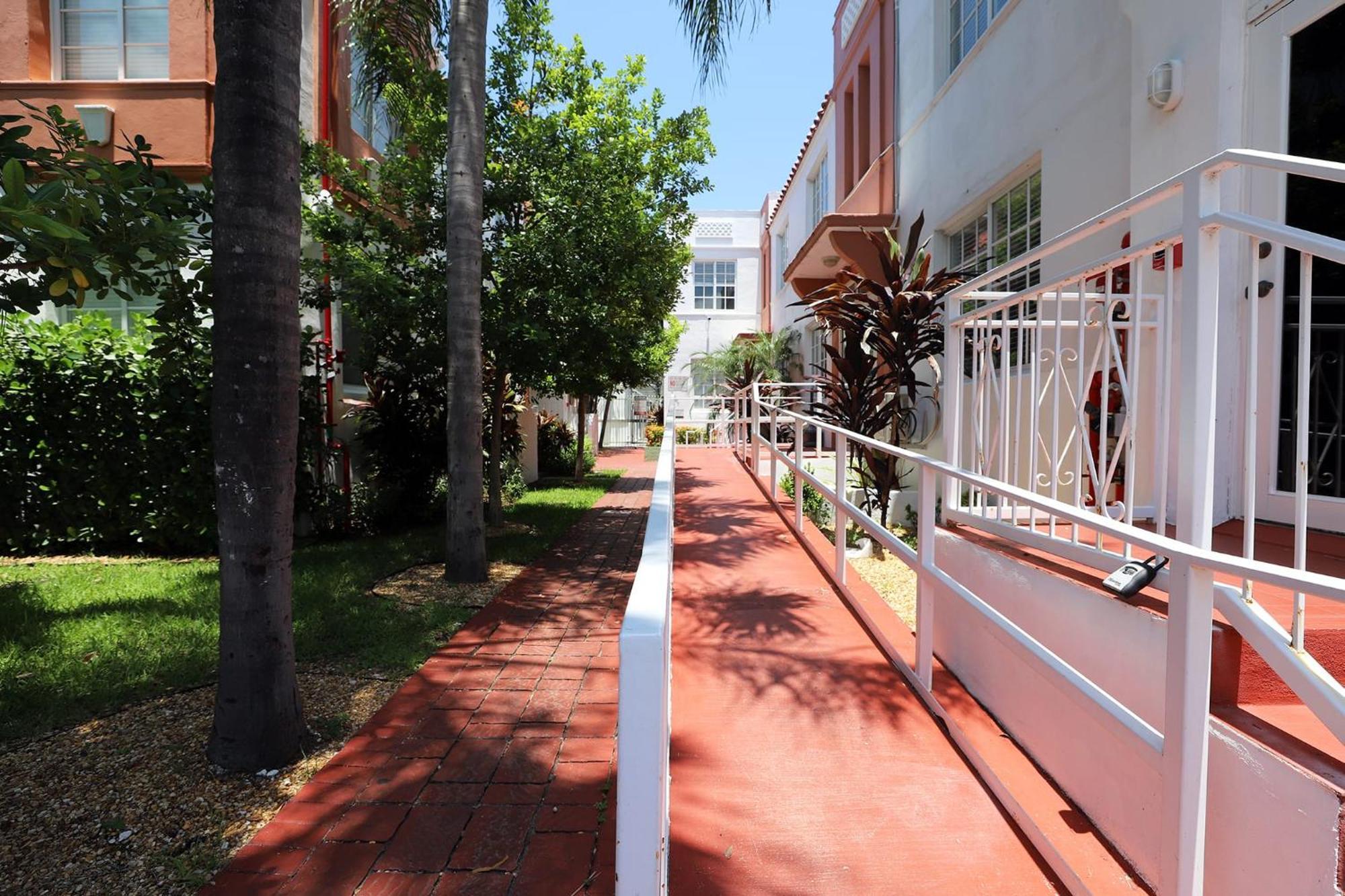 3 Minute Walk To 2 Bedroom Family Friendly With No Pet Fee Apartamento
