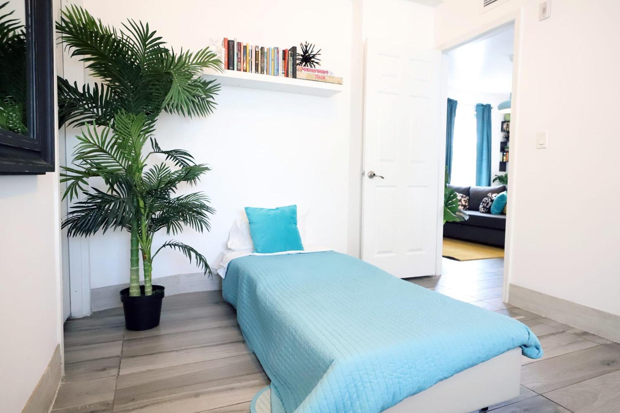 3 Minute Walk To 2 Bedroom Family Friendly With No Pet Fee Apartamento